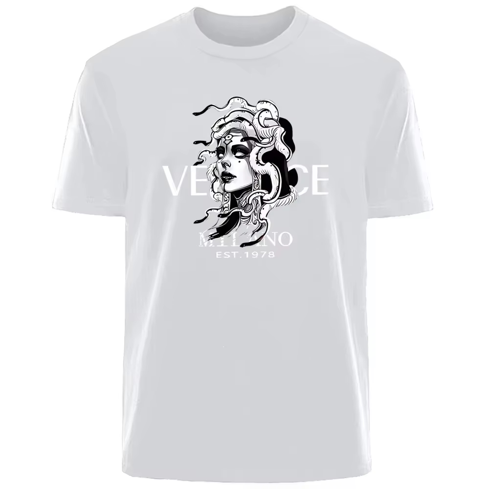 Streetwear Brand Aesthetic - Camiseta Blanca Clásica con Estética Mitológica